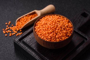 Çiğ kırmızı mercimek sağlıklı bir vegan yemeği için protein kaynağıdır. Kırmızı mercimek tasarımınız için bir gıda arka planıdır.