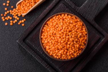 Çiğ kırmızı mercimek sağlıklı bir vegan yemeği için protein kaynağıdır. Kırmızı mercimek tasarımınız için bir gıda arka planıdır.