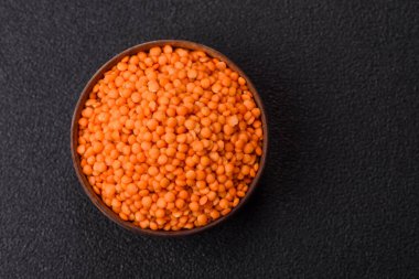 Çiğ kırmızı mercimek sağlıklı bir vegan yemeği için protein kaynağıdır. Kırmızı mercimek tasarımınız için bir gıda arka planıdır.