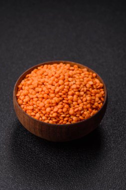 Çiğ kırmızı mercimek sağlıklı bir vegan yemeği için protein kaynağıdır. Kırmızı mercimek tasarımınız için bir gıda arka planıdır.