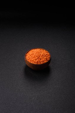 Çiğ kırmızı mercimek sağlıklı bir vegan yemeği için protein kaynağıdır. Kırmızı mercimek tasarımınız için bir gıda arka planıdır.