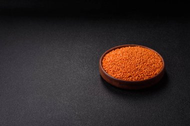 Çiğ kırmızı mercimek sağlıklı bir vegan yemeği için protein kaynağıdır. Kırmızı mercimek tasarımınız için bir gıda arka planıdır.