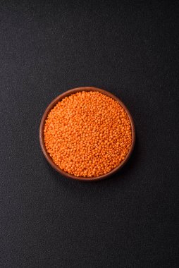 Çiğ kırmızı mercimek sağlıklı bir vegan yemeği için protein kaynağıdır. Kırmızı mercimek tasarımınız için bir gıda arka planıdır.