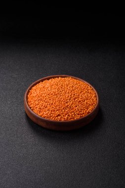 Çiğ kırmızı mercimek sağlıklı bir vegan yemeği için protein kaynağıdır. Kırmızı mercimek tasarımınız için bir gıda arka planıdır.