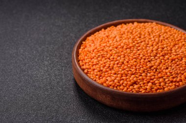 Çiğ kırmızı mercimek sağlıklı bir vegan yemeği için protein kaynağıdır. Kırmızı mercimek tasarımınız için bir gıda arka planıdır.