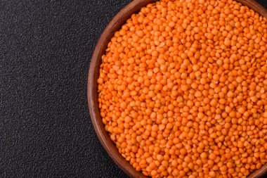 Çiğ kırmızı mercimek sağlıklı bir vegan yemeği için protein kaynağıdır. Kırmızı mercimek tasarımınız için bir gıda arka planıdır.