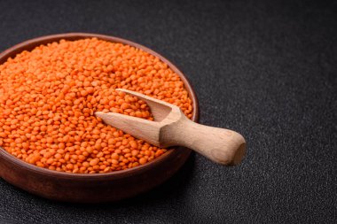 Çiğ kırmızı mercimek sağlıklı bir vegan yemeği için protein kaynağıdır. Kırmızı mercimek tasarımınız için bir gıda arka planıdır.