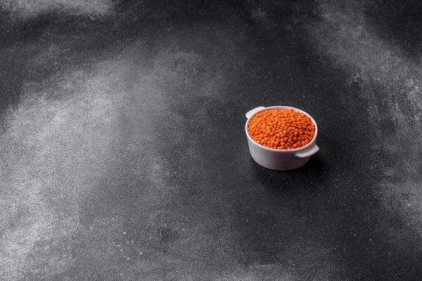 Çiğ kırmızı mercimek sağlıklı bir vegan yemeği için protein kaynağıdır. Kırmızı mercimek tasarımınız için bir gıda arka planıdır.