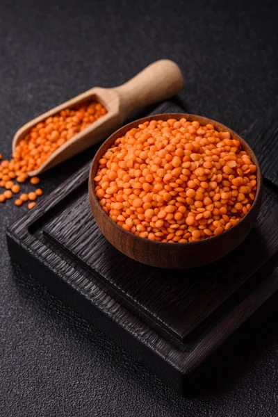 Çiğ kırmızı mercimek sağlıklı bir vegan yemeği için protein kaynağıdır. Kırmızı mercimek tasarımınız için bir gıda arka planıdır.