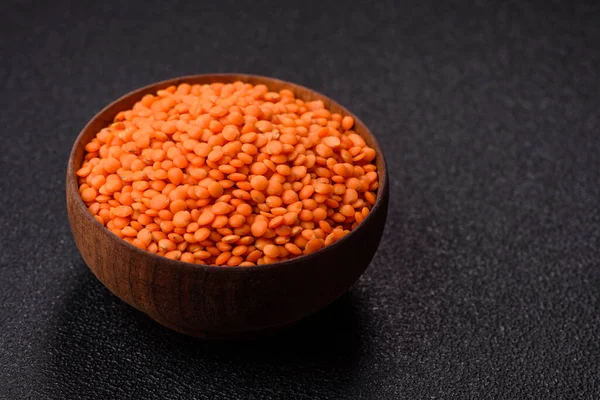 Çiğ kırmızı mercimek sağlıklı bir vegan yemeği için protein kaynağıdır. Kırmızı mercimek tasarımınız için bir gıda arka planıdır.