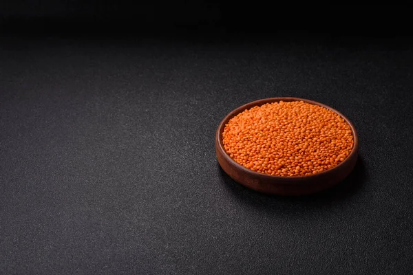 Çiğ kırmızı mercimek sağlıklı bir vegan yemeği için protein kaynağıdır. Kırmızı mercimek tasarımınız için bir gıda arka planıdır.