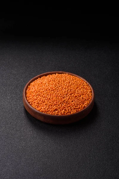 Çiğ kırmızı mercimek sağlıklı bir vegan yemeği için protein kaynağıdır. Kırmızı mercimek tasarımınız için bir gıda arka planıdır.