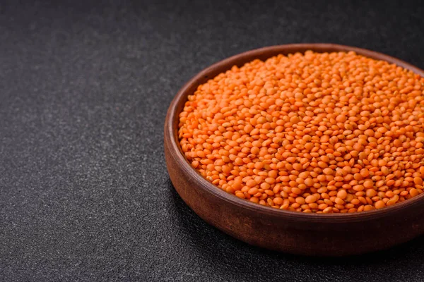 Çiğ kırmızı mercimek sağlıklı bir vegan yemeği için protein kaynağıdır. Kırmızı mercimek tasarımınız için bir gıda arka planıdır.