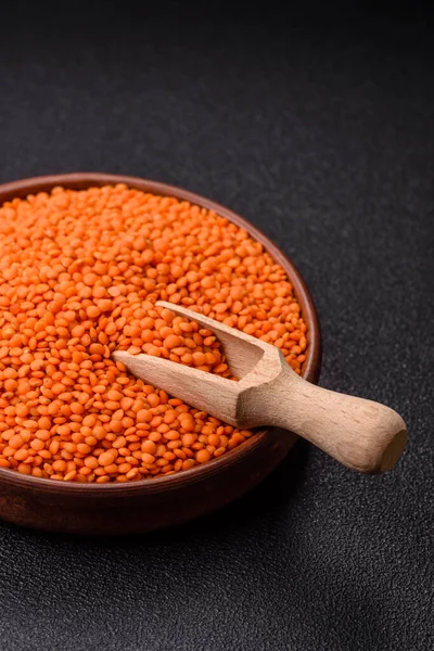 Çiğ kırmızı mercimek sağlıklı bir vegan yemeği için protein kaynağıdır. Kırmızı mercimek tasarımınız için bir gıda arka planıdır.