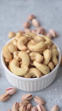 Kızarmış ya da çiğ kaju sağlıklı ve doyurucu bir yemek için lezzetli bir atıştırmalık olur. Tasarımınız için yemek arkaplanı olarak kaju fıstıkları