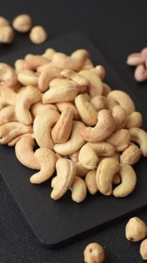 Kızarmış ya da çiğ kaju sağlıklı ve doyurucu bir yemek için lezzetli bir atıştırmalık olur. Tasarımınız için yemek arkaplanı olarak kaju fıstıkları