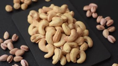 Kızarmış ya da çiğ kaju sağlıklı ve doyurucu bir yemek için lezzetli bir atıştırmalık olur. Tasarımınız için yemek arkaplanı olarak kaju fıstıkları