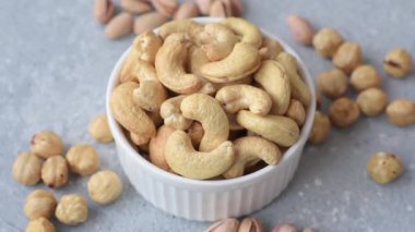 Kızarmış ya da çiğ kaju sağlıklı ve doyurucu bir yemek için lezzetli bir atıştırmalık olur. Tasarımınız için yemek arkaplanı olarak kaju fıstıkları