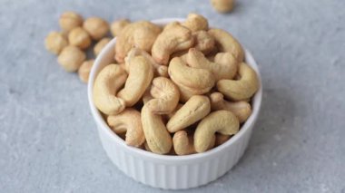 Kızarmış ya da çiğ kaju sağlıklı ve doyurucu bir yemek için lezzetli bir atıştırmalık olur. Tasarımınız için yemek arkaplanı olarak kaju fıstıkları