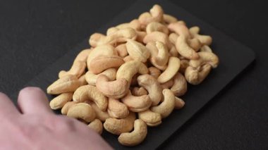 Kızarmış ya da çiğ kaju sağlıklı ve doyurucu bir yemek için lezzetli bir atıştırmalık olur. Tasarımınız için yemek arkaplanı olarak kaju fıstıkları