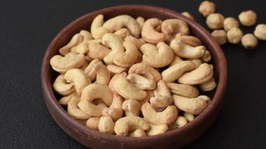 Kızarmış ya da çiğ kaju sağlıklı ve doyurucu bir yemek için lezzetli bir atıştırmalık olur. Tasarımınız için yemek arkaplanı olarak kaju fıstıkları
