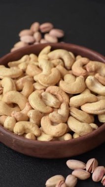 Kızarmış ya da çiğ kaju sağlıklı ve doyurucu bir yemek için lezzetli bir atıştırmalık olur. Tasarımınız için yemek arkaplanı olarak kaju fıstıkları