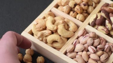 Sağlıklı gıda malzemesi olarak bir kutu kaju, fındık, fıstık ve Brezilya fındığı. Tasarımın için bir kutu fındık.