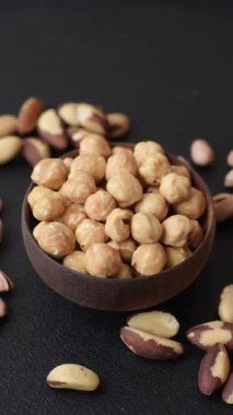 Fındık kabuğu soyulmuş, kavrulmuş ya da çiğ, sağlıklı yiyecekler için bir malzeme olarak. Arka plan olarak fındık