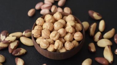 Fındık kabuğu soyulmuş, kavrulmuş ya da çiğ, sağlıklı yiyecekler için bir malzeme olarak. Arka plan olarak fındık