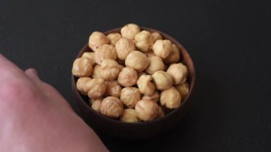 Fındık kabuğu soyulmuş, kavrulmuş ya da çiğ, sağlıklı yiyecekler için bir malzeme olarak. Arka plan olarak fındık