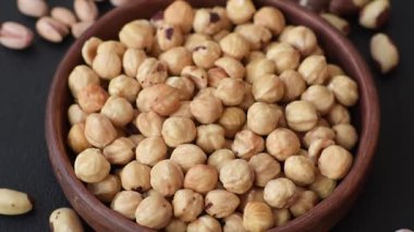 Fındık kabuğu soyulmuş, kavrulmuş ya da çiğ, sağlıklı yiyecekler için bir malzeme olarak. Arka plan olarak fındık