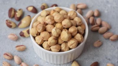 Fındık kabuğu soyulmuş, kavrulmuş ya da çiğ, sağlıklı yiyecekler için bir malzeme olarak. Arka plan olarak fındık