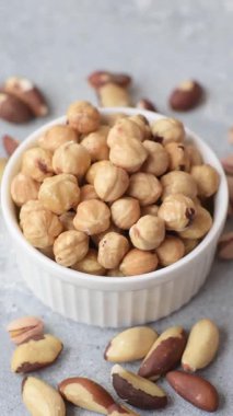 Fındık kabuğu soyulmuş, kavrulmuş ya da çiğ, sağlıklı yiyecekler için bir malzeme olarak. Arka plan olarak fındık