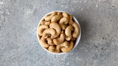 Kızarmış ya da çiğ kaju sağlıklı ve doyurucu bir yemek için lezzetli bir atıştırmalık olur. Tasarımınız için yemek arkaplanı olarak kaju fıstıkları