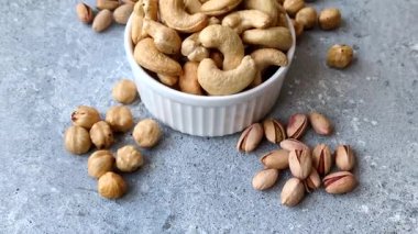 Kızarmış ya da çiğ kaju sağlıklı ve doyurucu bir yemek için lezzetli bir atıştırmalık olur. Tasarımınız için yemek arkaplanı olarak kaju fıstıkları