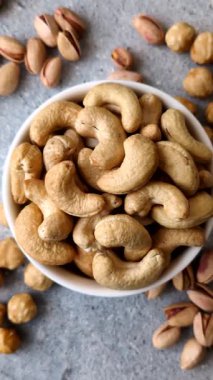 Kızarmış ya da çiğ kaju sağlıklı ve doyurucu bir yemek için lezzetli bir atıştırmalık olur. Tasarımınız için yemek arkaplanı olarak kaju fıstıkları