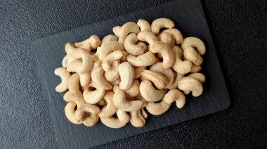 Kızarmış ya da çiğ kaju sağlıklı ve doyurucu bir yemek için lezzetli bir atıştırmalık olur. Tasarımınız için yemek arkaplanı olarak kaju fıstıkları