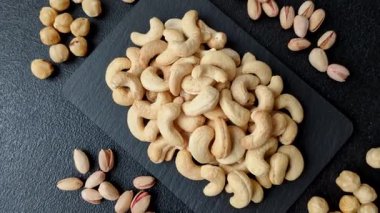 Kızarmış ya da çiğ kaju sağlıklı ve doyurucu bir yemek için lezzetli bir atıştırmalık olur. Tasarımınız için yemek arkaplanı olarak kaju fıstıkları