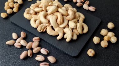 Kızarmış ya da çiğ kaju sağlıklı ve doyurucu bir yemek için lezzetli bir atıştırmalık olur. Tasarımınız için yemek arkaplanı olarak kaju fıstıkları