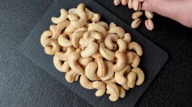 Kızarmış ya da çiğ kaju sağlıklı ve doyurucu bir yemek için lezzetli bir atıştırmalık olur. Tasarımınız için yemek arkaplanı olarak kaju fıstıkları