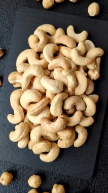 Kızarmış ya da çiğ kaju sağlıklı ve doyurucu bir yemek için lezzetli bir atıştırmalık olur. Tasarımınız için yemek arkaplanı olarak kaju fıstıkları