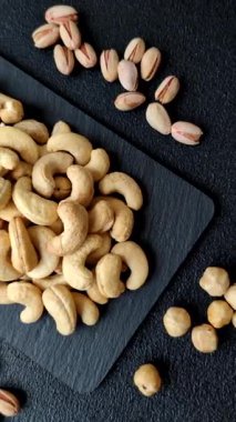 Kızarmış ya da çiğ kaju sağlıklı ve doyurucu bir yemek için lezzetli bir atıştırmalık olur. Tasarımınız için yemek arkaplanı olarak kaju fıstıkları