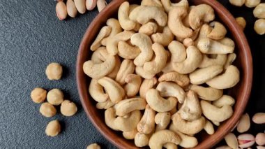 Kızarmış ya da çiğ kaju sağlıklı ve doyurucu bir yemek için lezzetli bir atıştırmalık olur. Tasarımınız için yemek arkaplanı olarak kaju fıstıkları