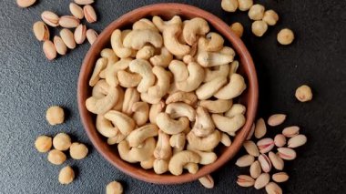 Kızarmış ya da çiğ kaju sağlıklı ve doyurucu bir yemek için lezzetli bir atıştırmalık olur. Tasarımınız için yemek arkaplanı olarak kaju fıstıkları