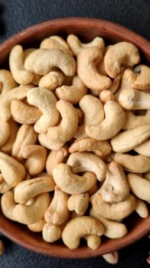 Kızarmış ya da çiğ kaju sağlıklı ve doyurucu bir yemek için lezzetli bir atıştırmalık olur. Tasarımınız için yemek arkaplanı olarak kaju fıstıkları