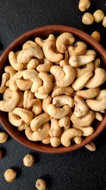 Kızarmış ya da çiğ kaju sağlıklı ve doyurucu bir yemek için lezzetli bir atıştırmalık olur. Tasarımınız için yemek arkaplanı olarak kaju fıstıkları