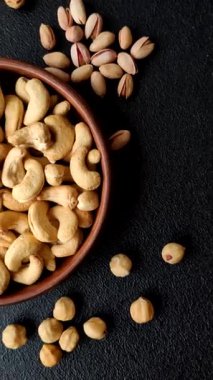 Kızarmış ya da çiğ kaju sağlıklı ve doyurucu bir yemek için lezzetli bir atıştırmalık olur. Tasarımınız için yemek arkaplanı olarak kaju fıstıkları