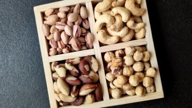 Sağlıklı gıda malzemesi olarak bir kutu kaju, fındık, fıstık ve Brezilya fındığı. Tasarımın için bir kutu fındık.