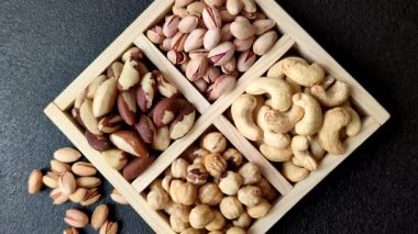 Sağlıklı gıda malzemesi olarak bir kutu kaju, fındık, fıstık ve Brezilya fındığı. Tasarımın için bir kutu fındık.