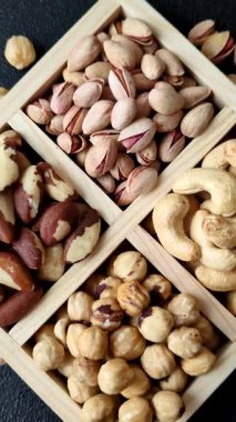 Sağlıklı gıda malzemesi olarak bir kutu kaju, fındık, fıstık ve Brezilya fındığı. Tasarımın için bir kutu fındık.